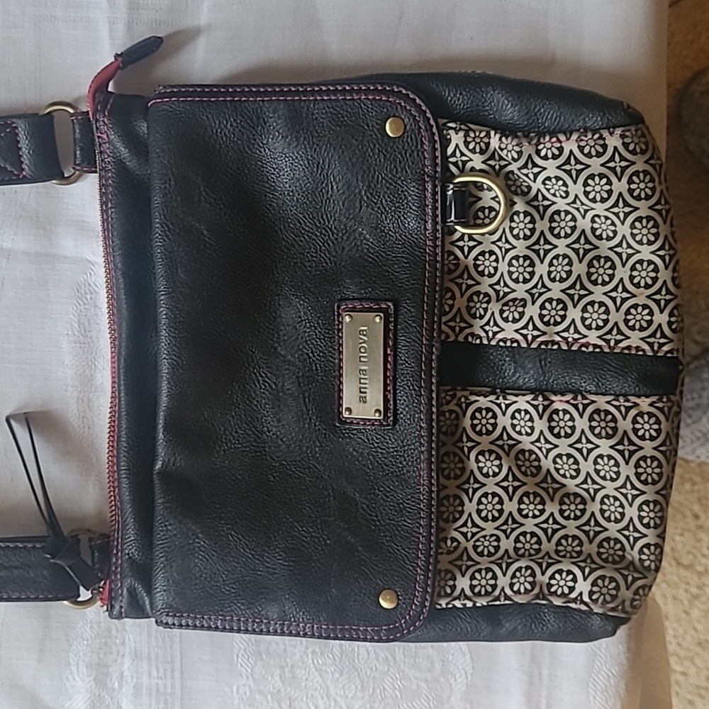 Anna nova cros body purse, black with black & white pockets.